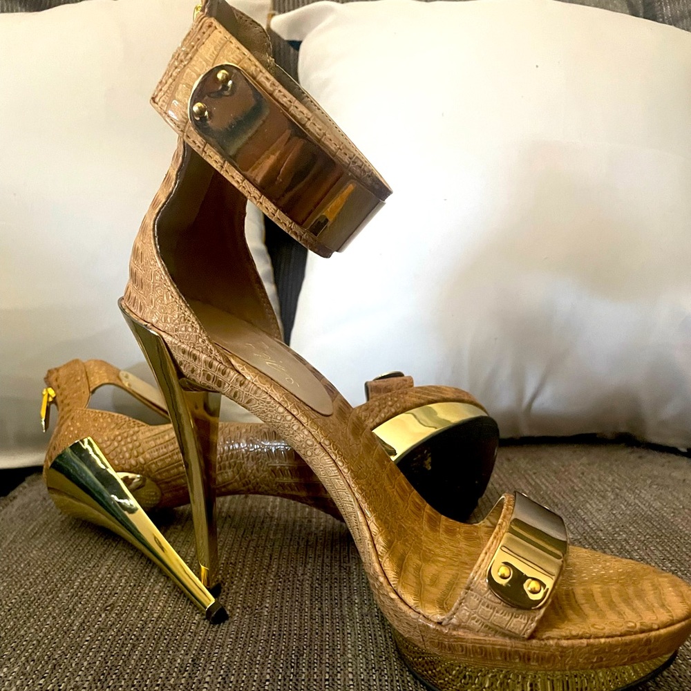 Like new shoes worn twice. Super cute and great for a fun night out!